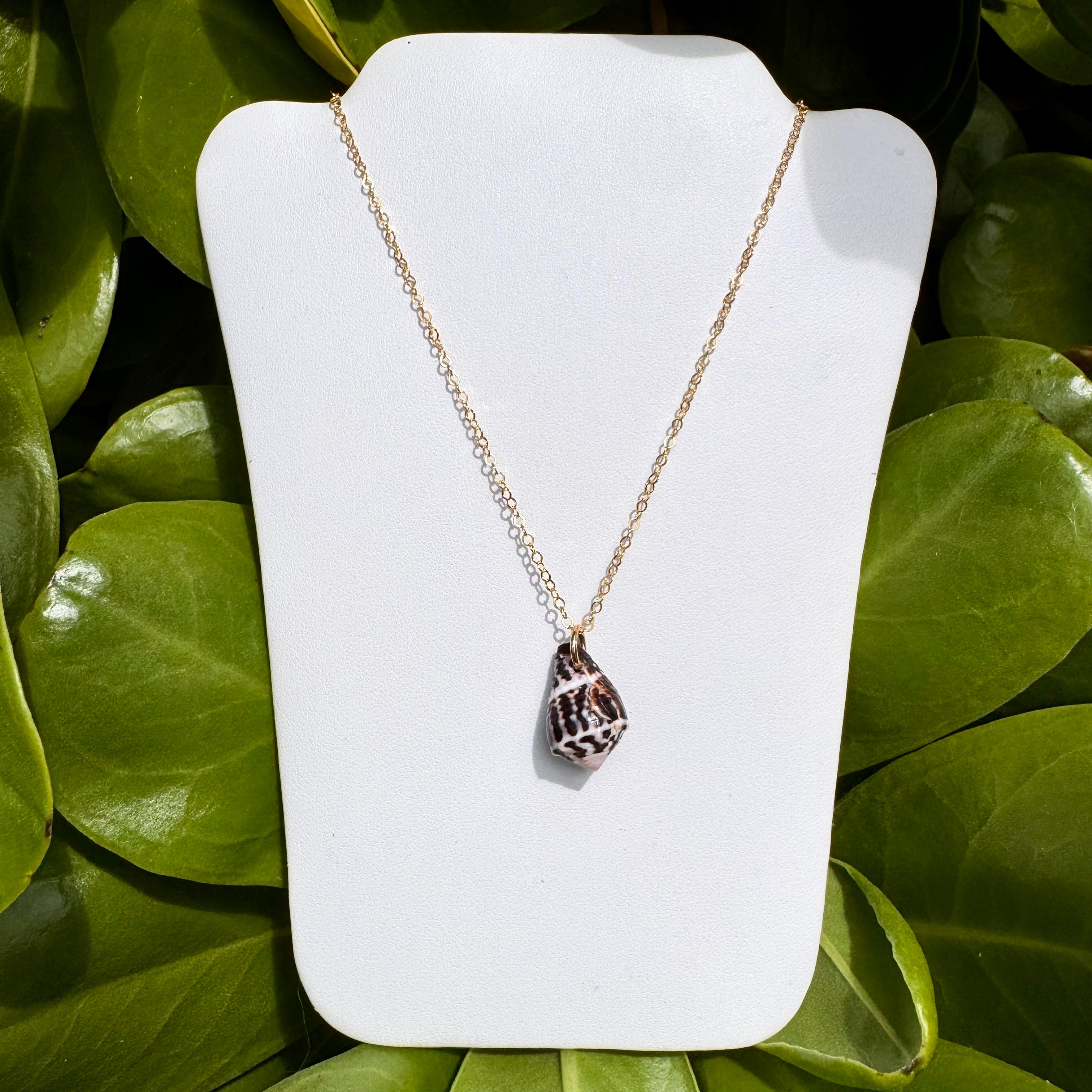 Hawaiian Shell Pendant Necklace - 18"