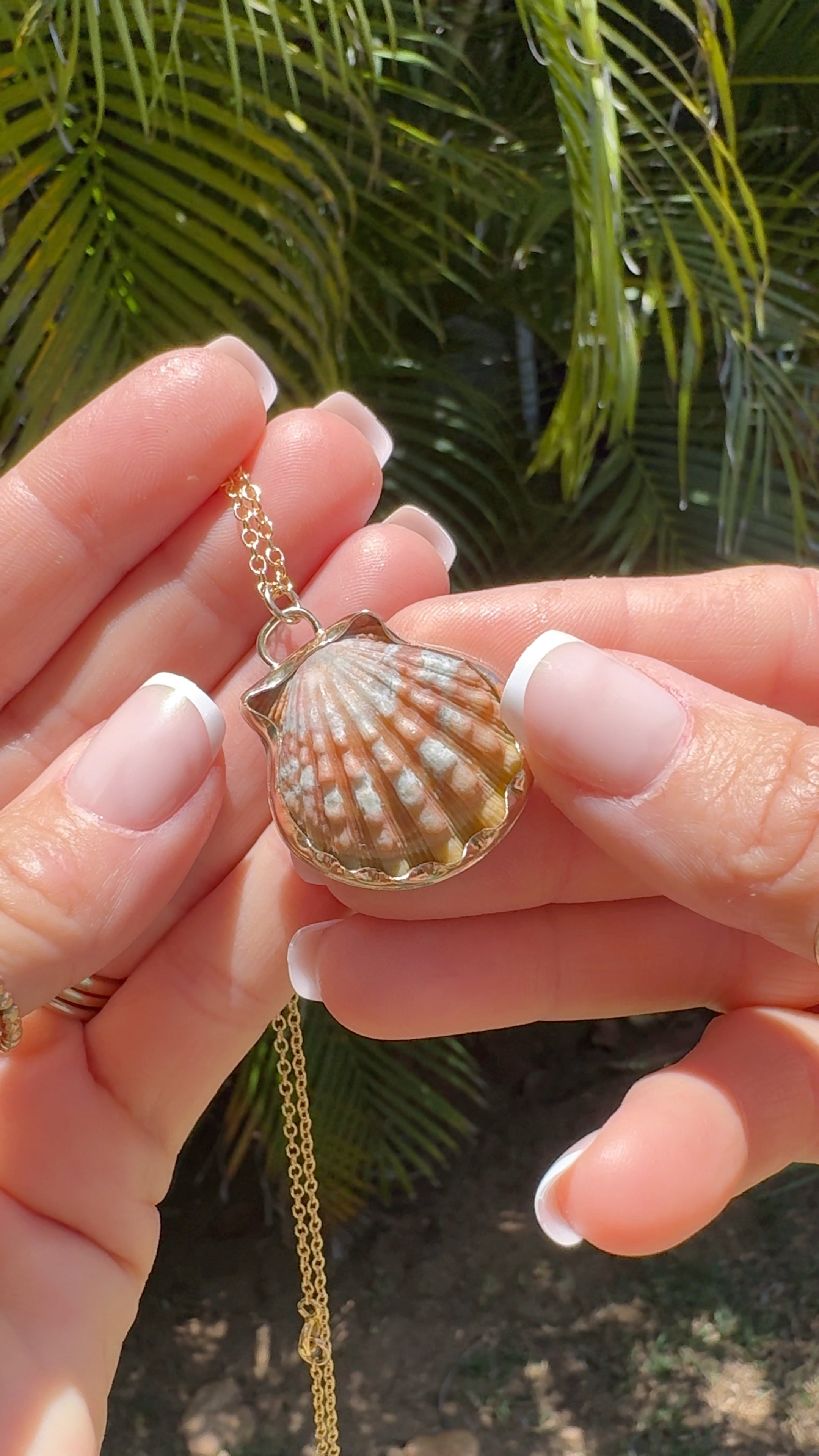 Sunrise Shell Bezel Necklace With Waves Engraving