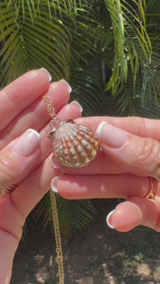 Sunrise Shell Bezel Necklace With Waves Engraving
