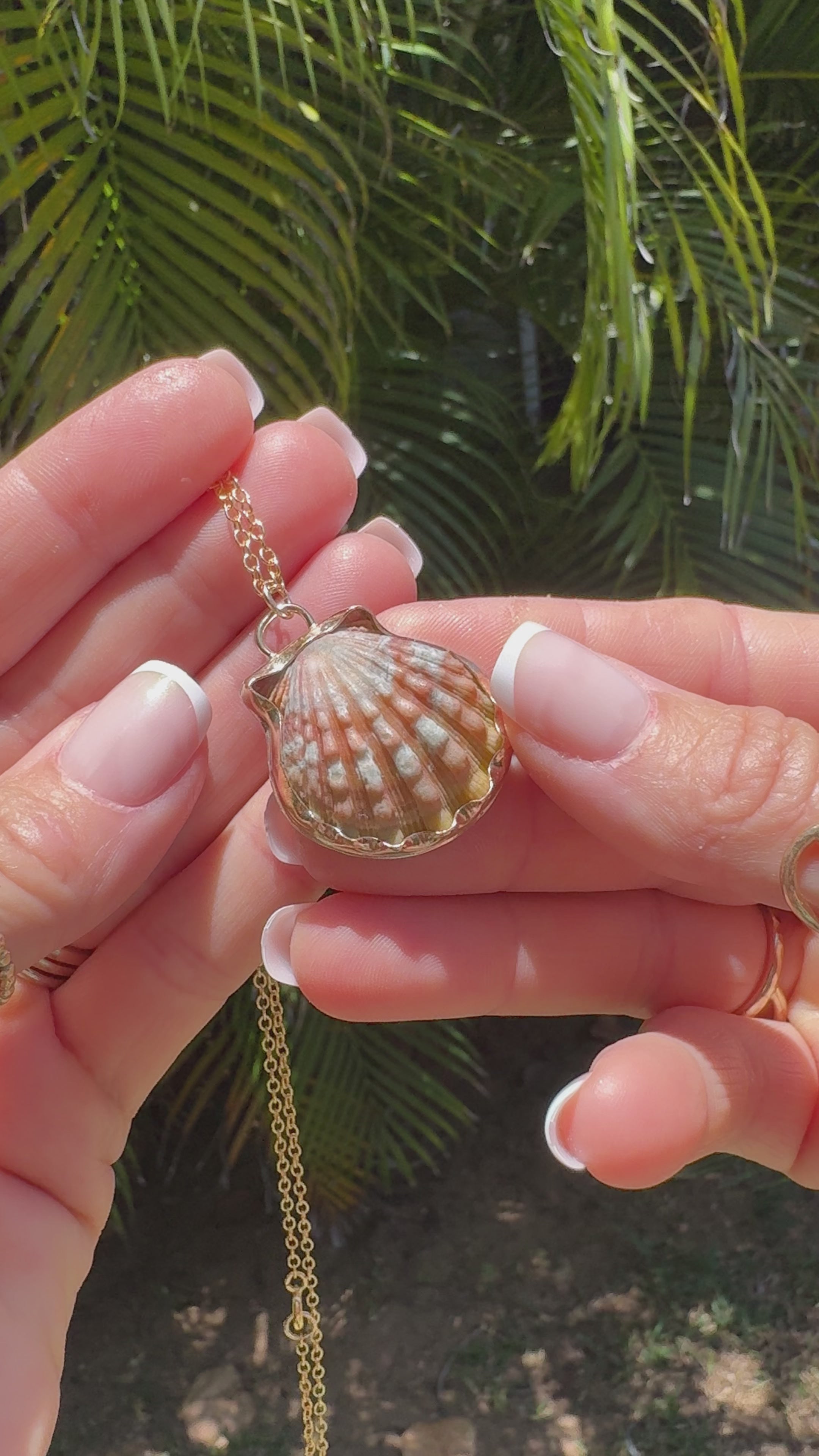 Sunrise Shell Bezel Necklace With Waves Engraving
