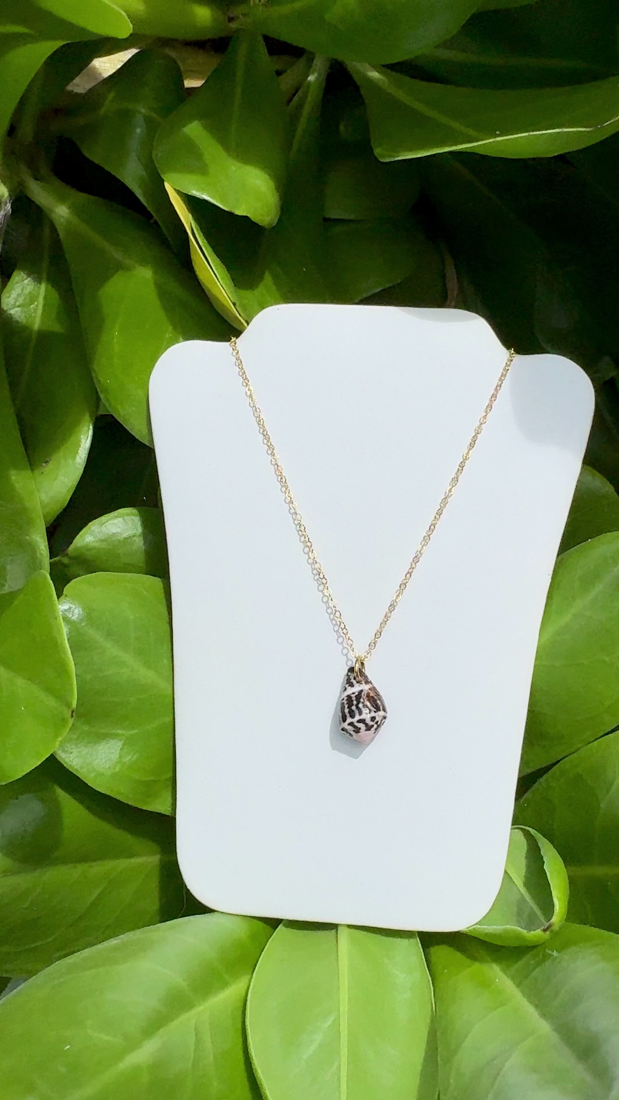 Hawaiian Shell Pendant Necklace - 18"