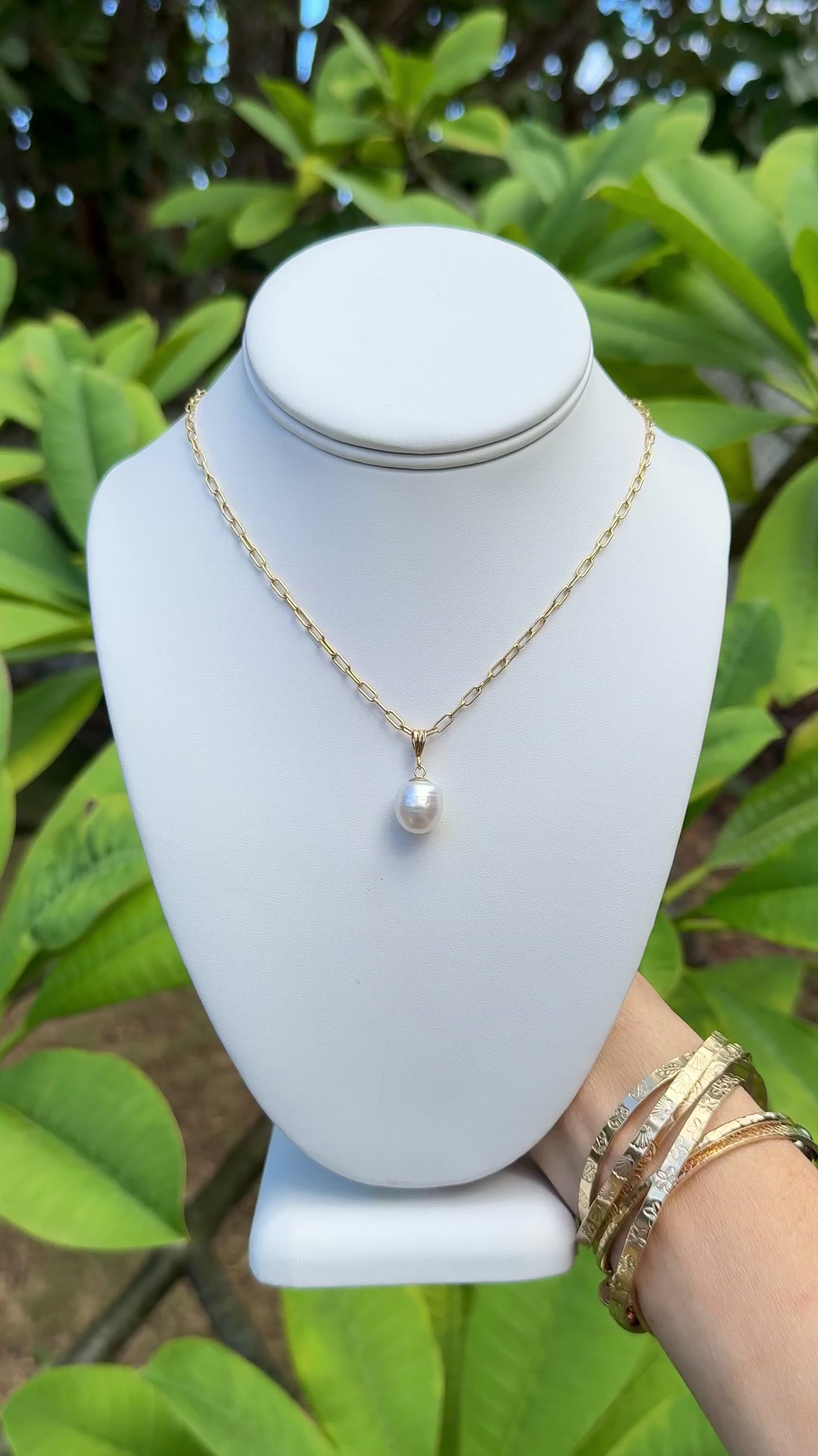 White South Sea Pendant Necklace