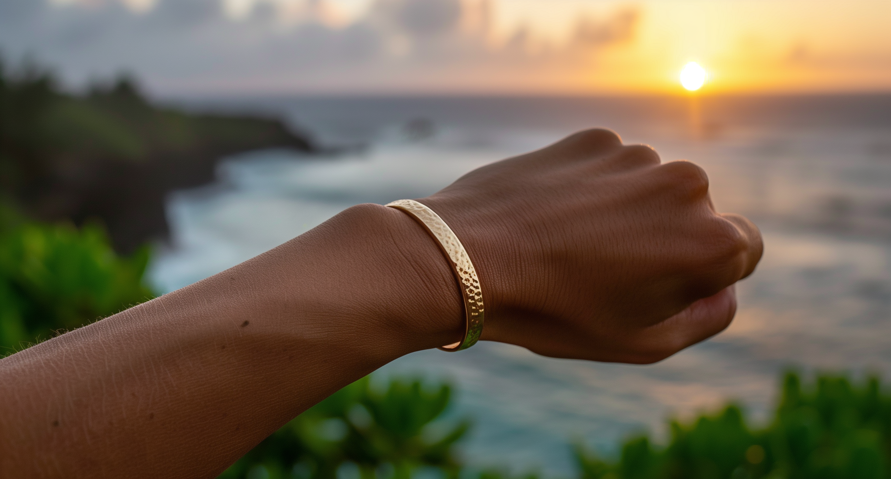 surfnsail28_beautiful_hand_model_14k_gold_6_millimeter_cuff_ham_36ad4a51-c68a-4988-88e7-8518179414c4.png